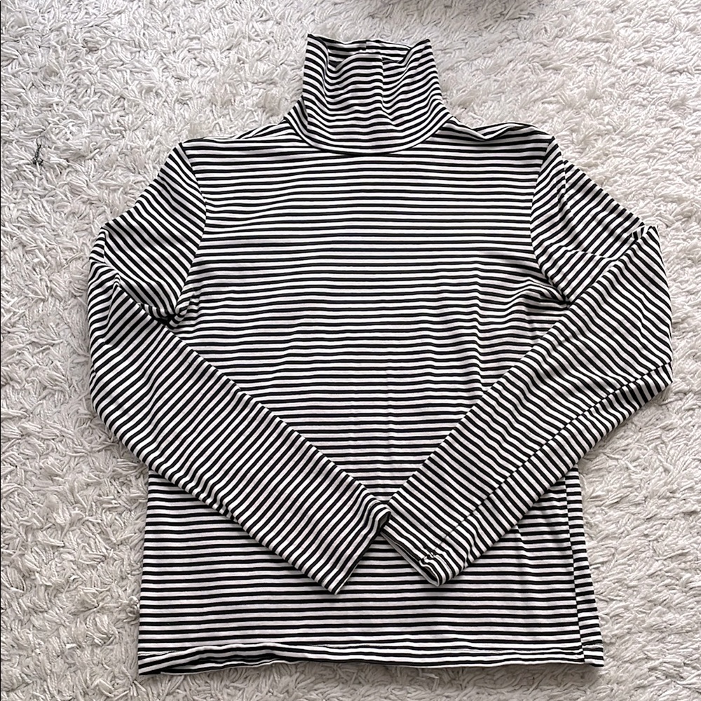 Forever 21 Striped Black/ White Turtleneck Knit Top, size L